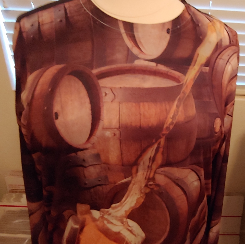 Ladies Blouse. Size 2XL, Cute with Beer Pouring.